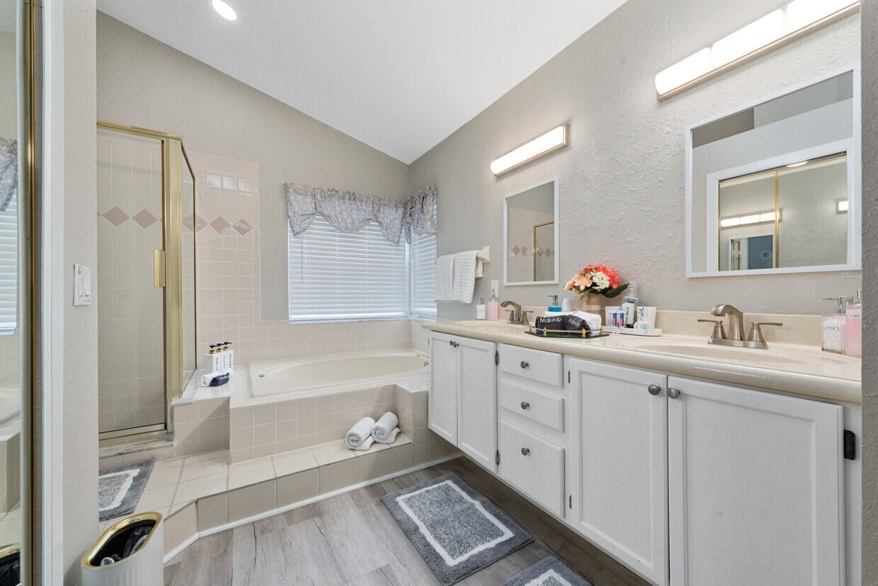 Foto principal - 4901 Dunmore Ln