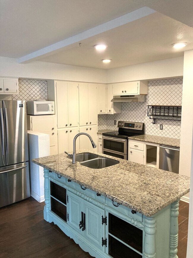 Foto del edificio - Maintenance free living in this updated condo