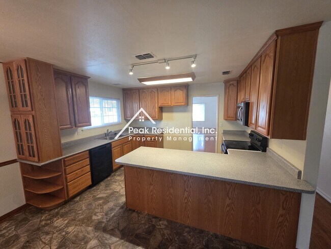 Foto del edificio - Spacious 4bd/2ba Sacramento Home with 2 Ca...