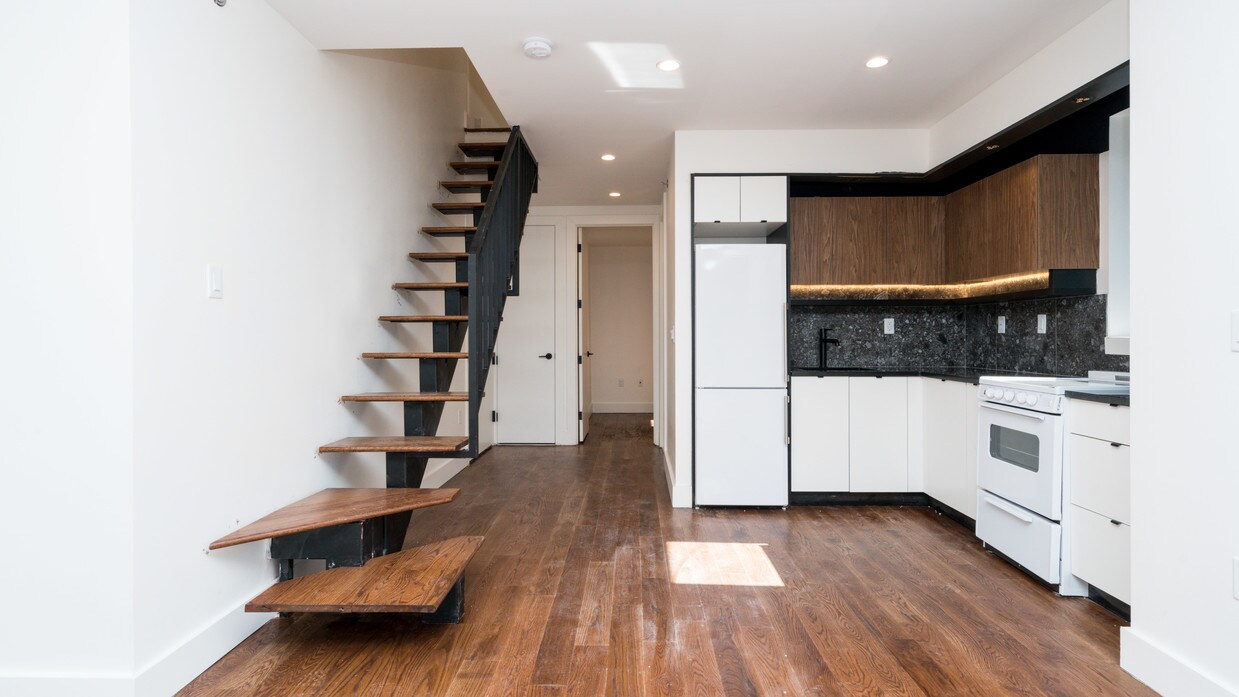 Primary Photo - 1054 Bushwick Ave