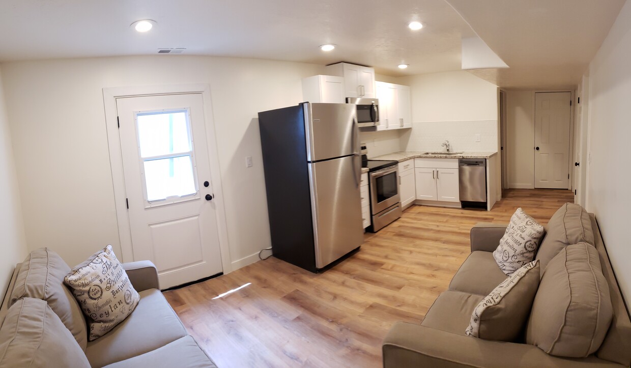 Living area, into kitchen. - 587 HILLSIDE DR