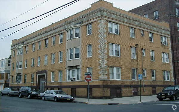 Building Photo - 300 14th St