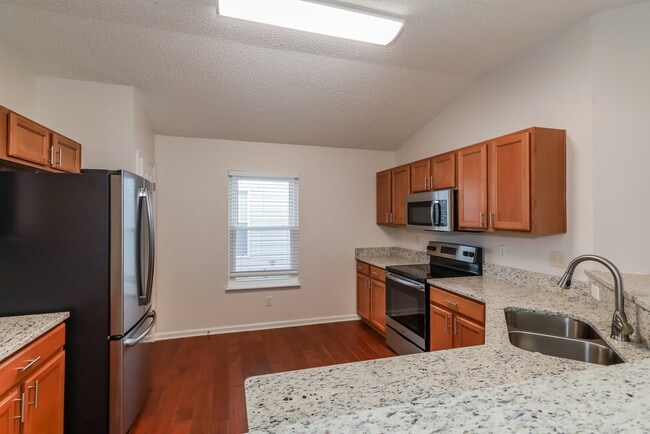 Foto del edificio - 14444 Woodfield Cir N