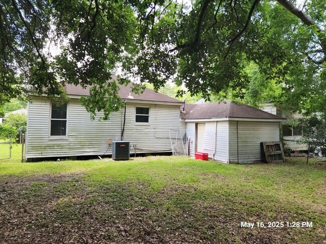 Building Photo - Cute and Cozy Home!