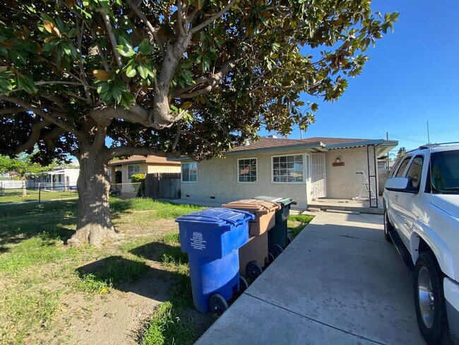 Building Photo - Deal of the Month on this clean 2 Bd 1 Ba House