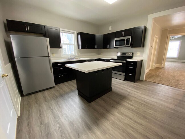 Building Photo - Remodeled Main Floor!!