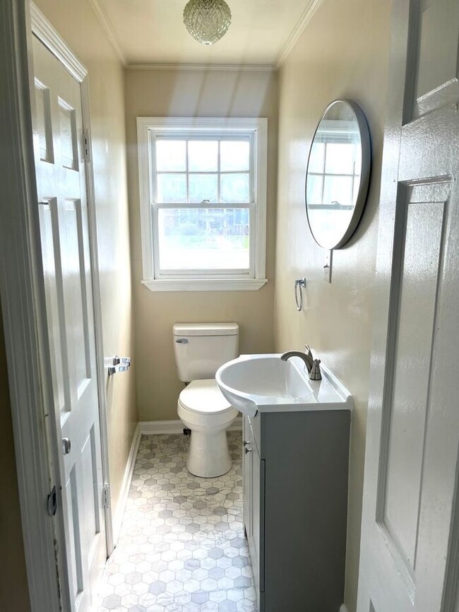 Building Photo - Beautiful 3 Bed 2 Bath w Fire Place/Hardwo...