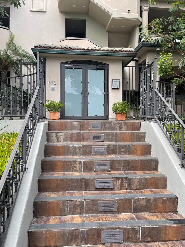 Foto del edificio - 8121 Norton Ave