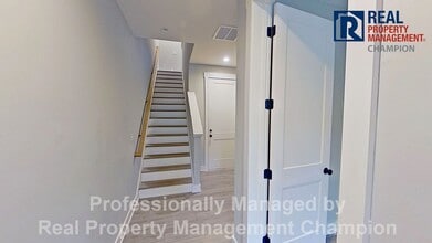 Building Photo - 331 McIvers Aly
