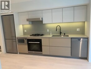 Building Photo - 540 W 28th Ave