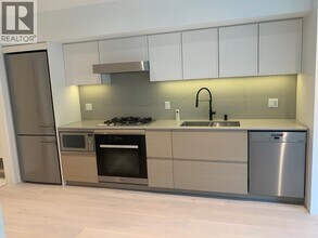 Building Photo - 540 W 28th Ave