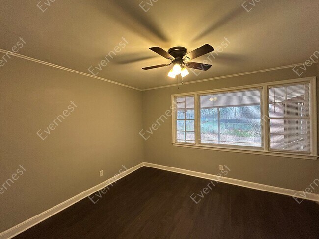 Building Photo - Apply Now & Get $500 credit! 3 Bed & 1 Bat...