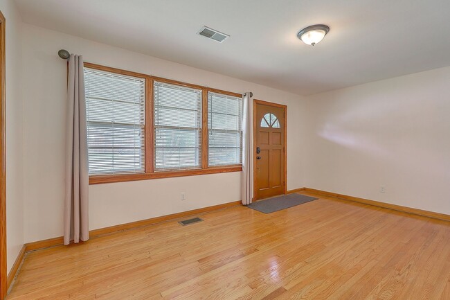 Building Photo - Single Family Home in Park Circle!