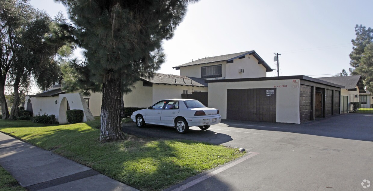 Primary Photo - 387-395 Sinclair Ave