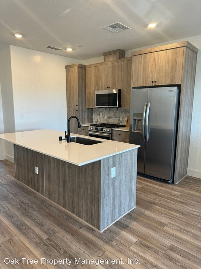 Foto del edificio - 3 br, 2 bath House - 569 N. Helm Lane