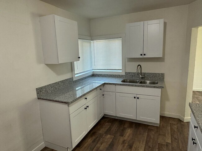 Building Photo - 680 E Ventura Ave