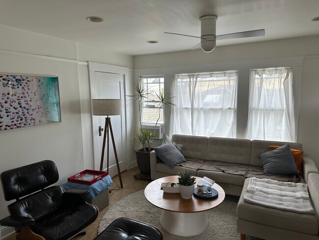 Foto del edificio - 6026 Harwood Ave