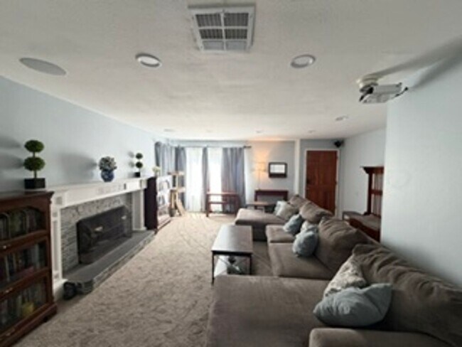 Foto del edificio - Spacious 3 Bedroom La Crescenta Home!