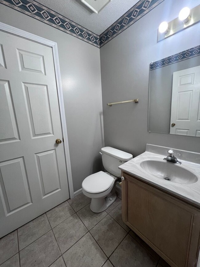 Building Photo - 2200-2202-2202 E Parks Edge Pl