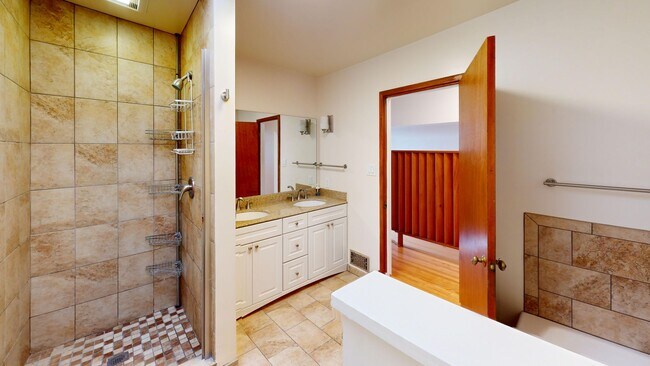 Foto del edificio - Nicely Updated 2 bedroom San Bruno single-family home w. garage, yard, laundry