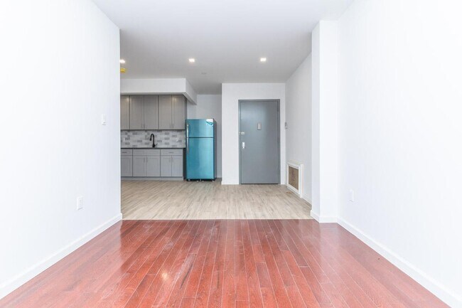 Building Photo - 323 49th St