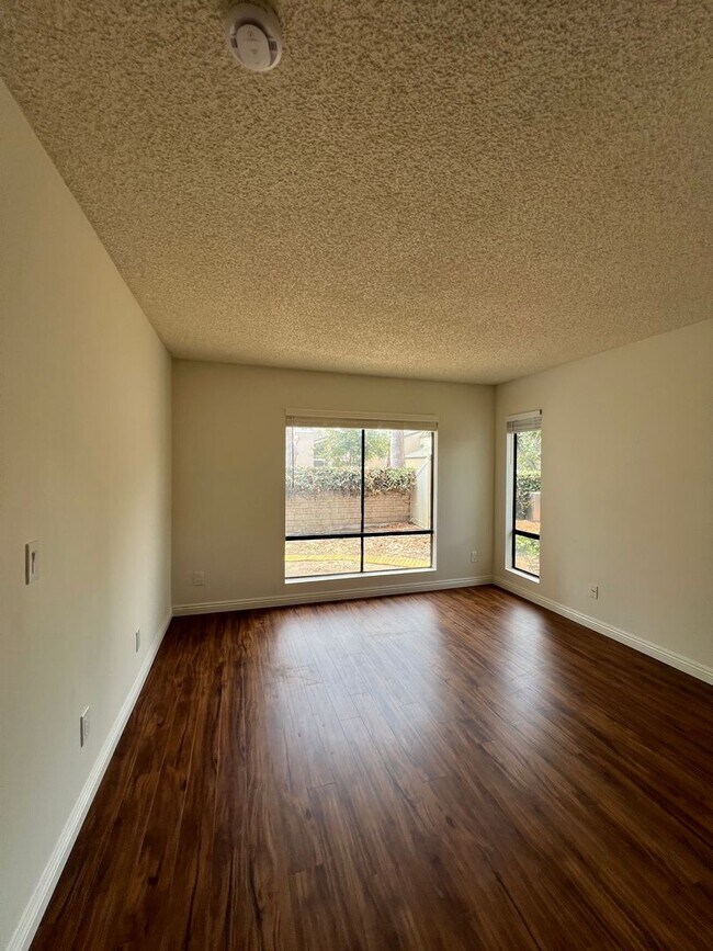 Building Photo - **Modern 1-Bedroom Condo in Prime Huntingt...