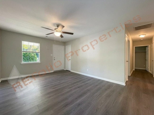 Building Photo - 601 Larchwood Dr