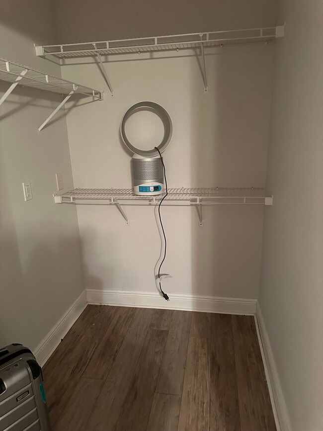 vestidor - 7405 Vista Way