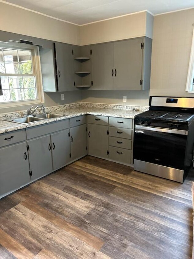 Primary Photo - 4 bedroom 1 bath fully renovated duplex av...