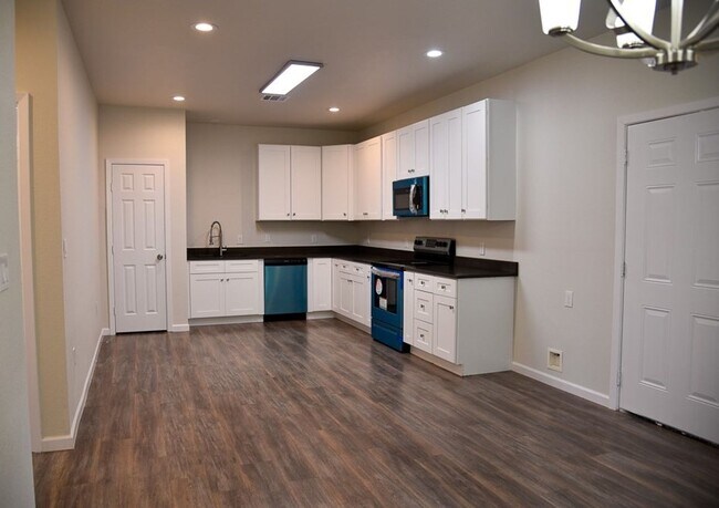 Foto del edificio - 3 bedroom 2 bath. Duplex Built in 2023