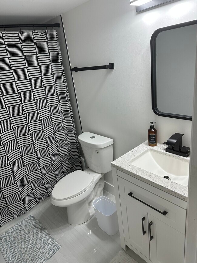 Foto del edificio - 1406 Meadows Circle West