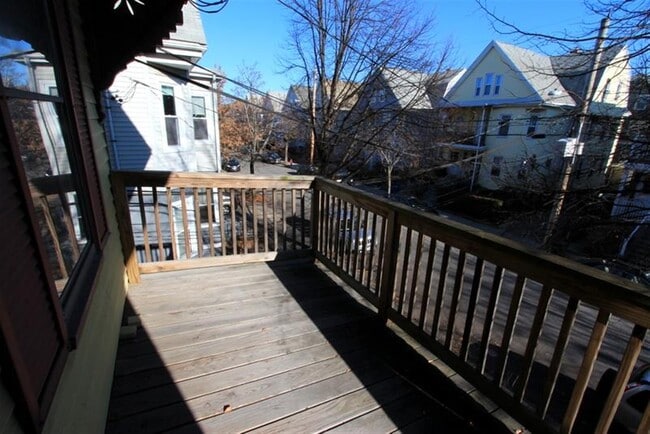 Foto del edificio - 92 Rogers Ave