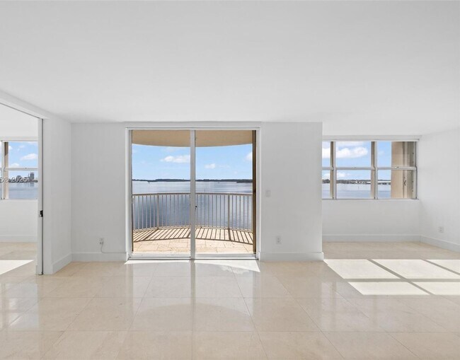 Building Photo - 1420 Brickell Bay Dr