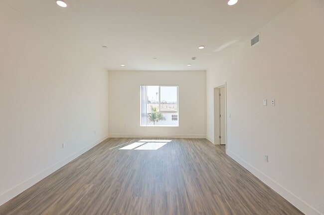 Interior Photo - 4000 Mont Clair Apartments