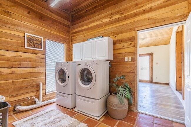 Foto del edificio - Private 3 bedroom, 1 bath with Large Fenced-in Backyard