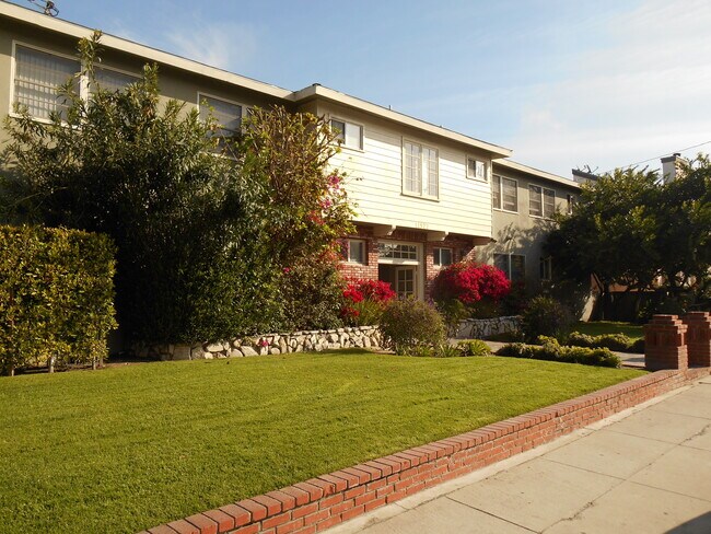 Front - 11933 W Magnolia Blvd