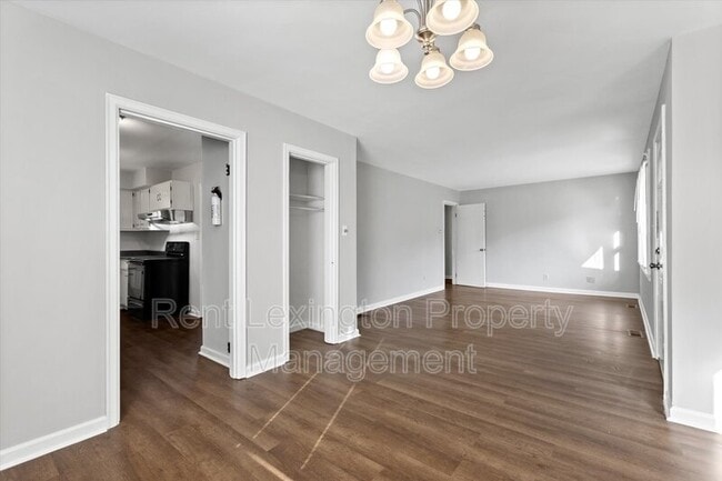 Building Photo - 768 Della Dr
