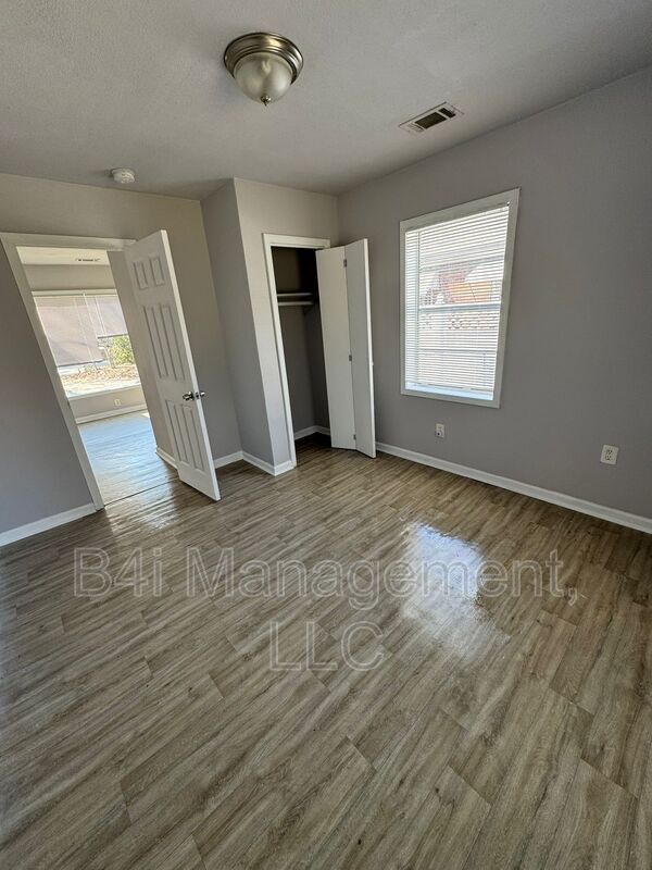 Foto del edificio - 2343 Huggins St