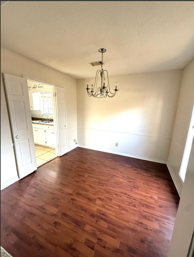 Building Photo - 3 bedroom 2 bath home located in quiet neighborhood