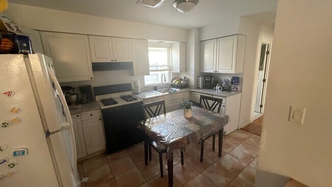 Kitchen - 266 Delano Plz