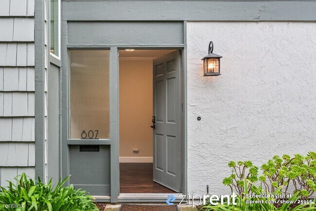 Building Photo - 4 br, 2.5 bath Townhome - 807 Magellan Ln,...