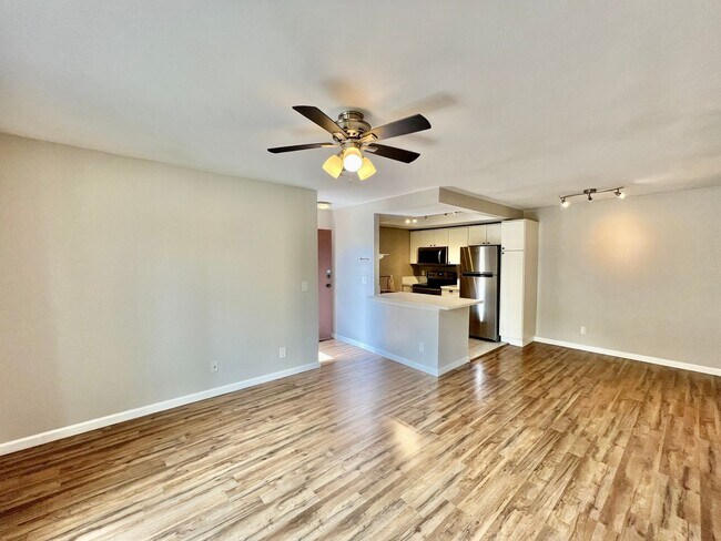 Building Photo - Beautiful 1BD/1BA condo with reserved park...