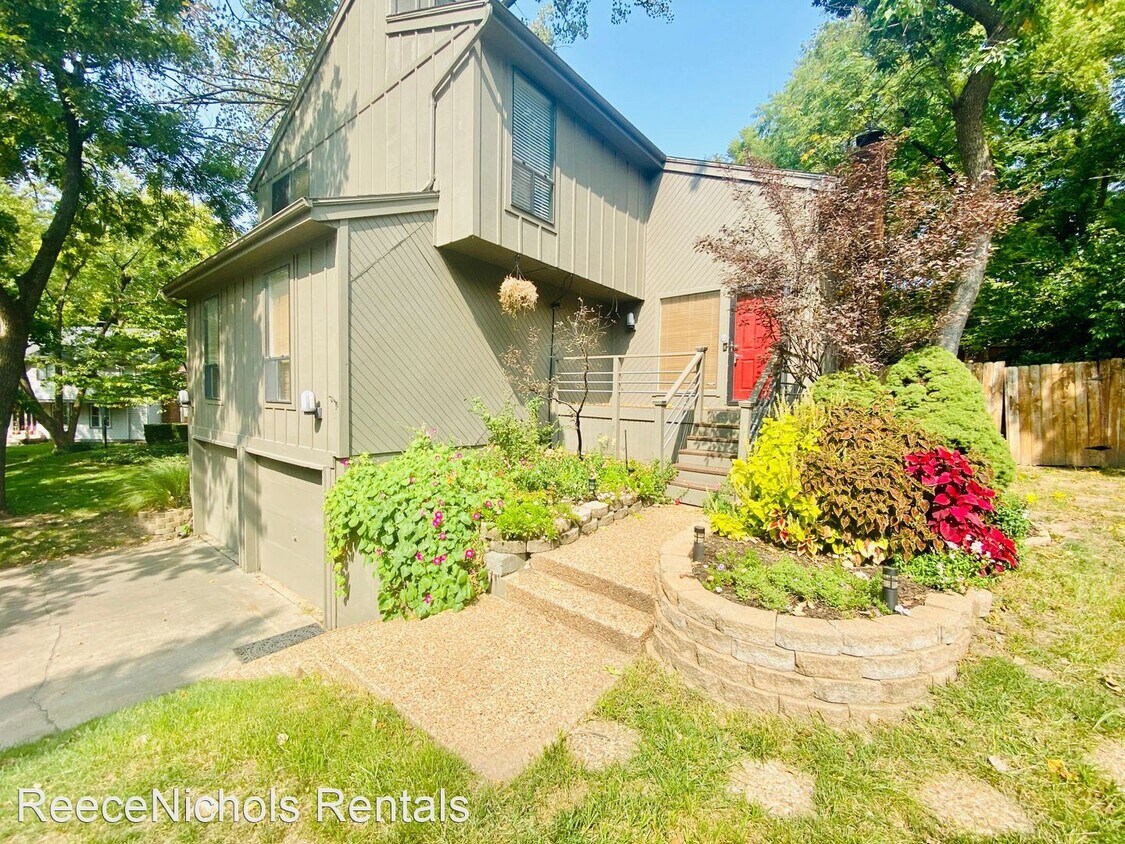 3 br, 2.5 bath House 13042 W 102nd Street House for Rent in Lenexa