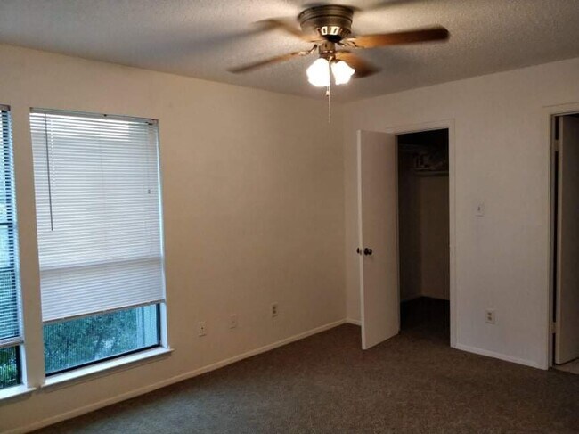 Foto del edificio - 3601 N Hills Dr