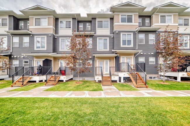 Photo du bâtiment - 710 Sage Hill Grove NW