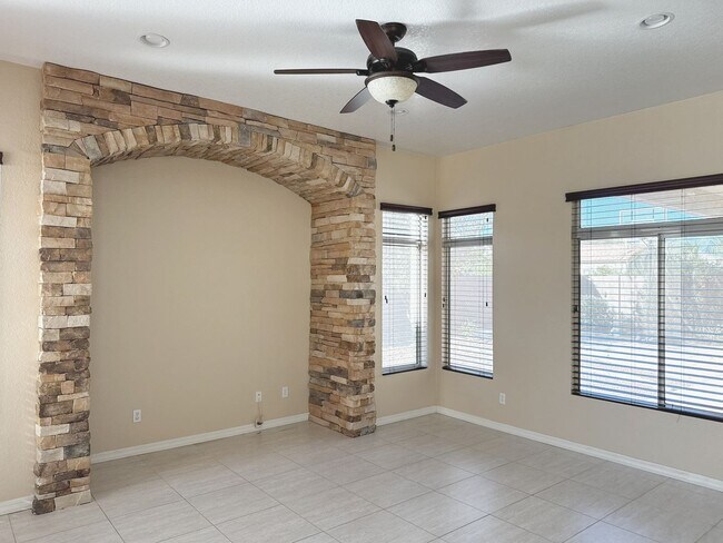 Foto del edificio - Welcome to this stunning 4Bedroom- 2Bath home located in the Vibrant city of Tempe, AZ.