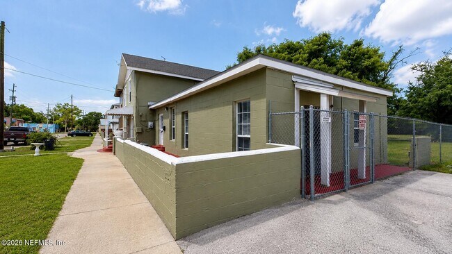 Building Photo - 1049 Pippin St