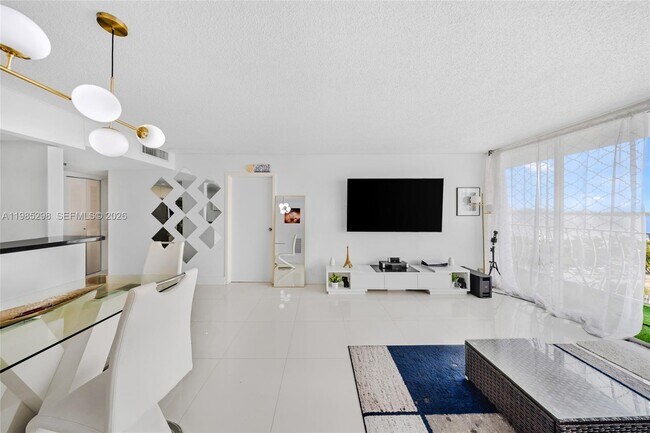 Foto del edificio - 7601 E Treasure Dr