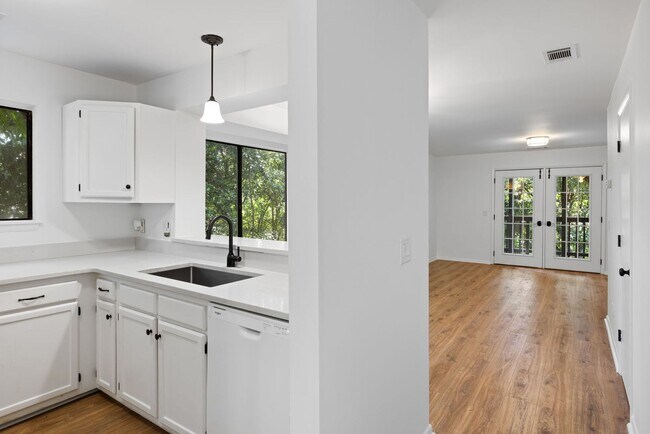 Foto del edificio - Available now. Beautifully updated 3 BR/2....