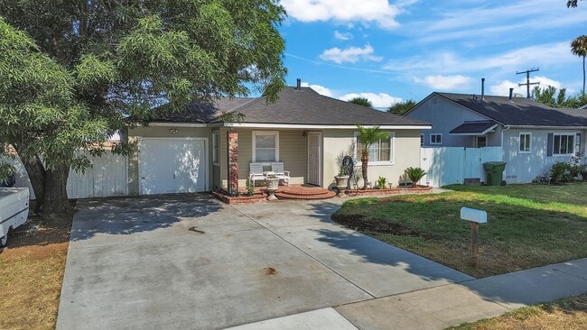 Foto del edificio - 7823 Appledale Ave